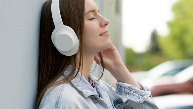 Mulher feliz ouvindo música