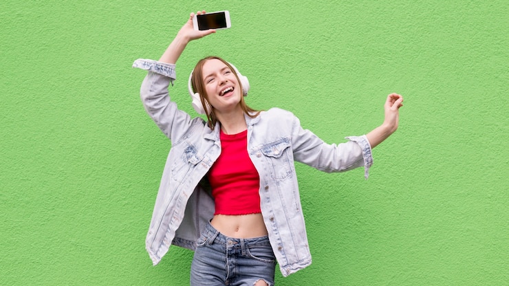 Foto grátis mulher feliz ouvindo musica