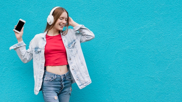 Mulher feliz ouvindo música