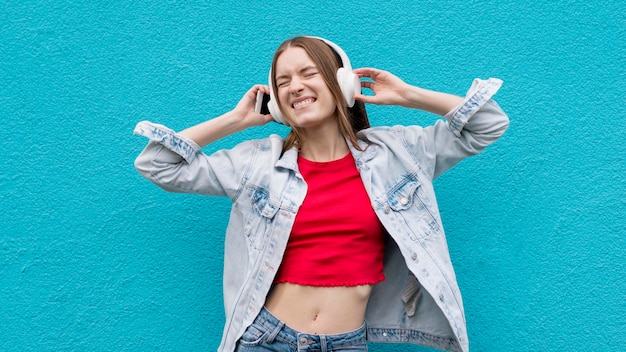 Mulher feliz ouvindo música