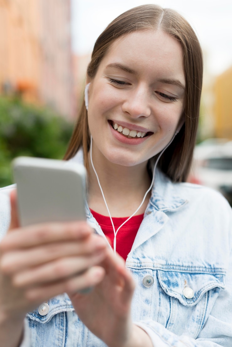 Foto grátis mulher feliz ouvindo música