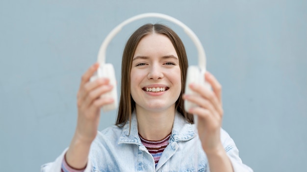 Foto grátis mulher feliz ouvindo música