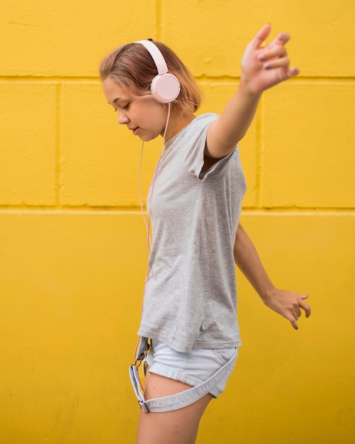 Foto grátis mulher feliz ouvindo musica