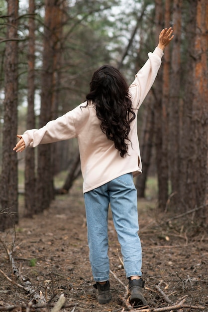 Mulher feliz por estar na natureza