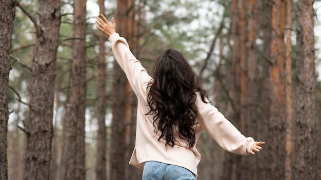 Mulher feliz por estar na natureza