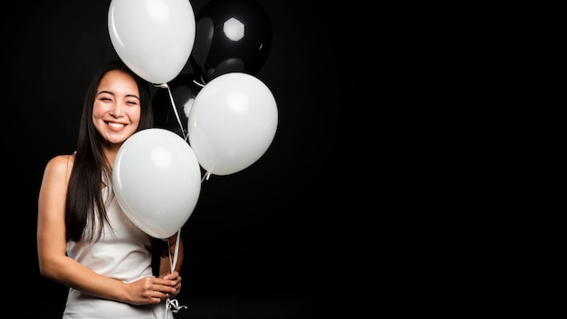 Foto grátis mulher feliz posando com balões para ano novo