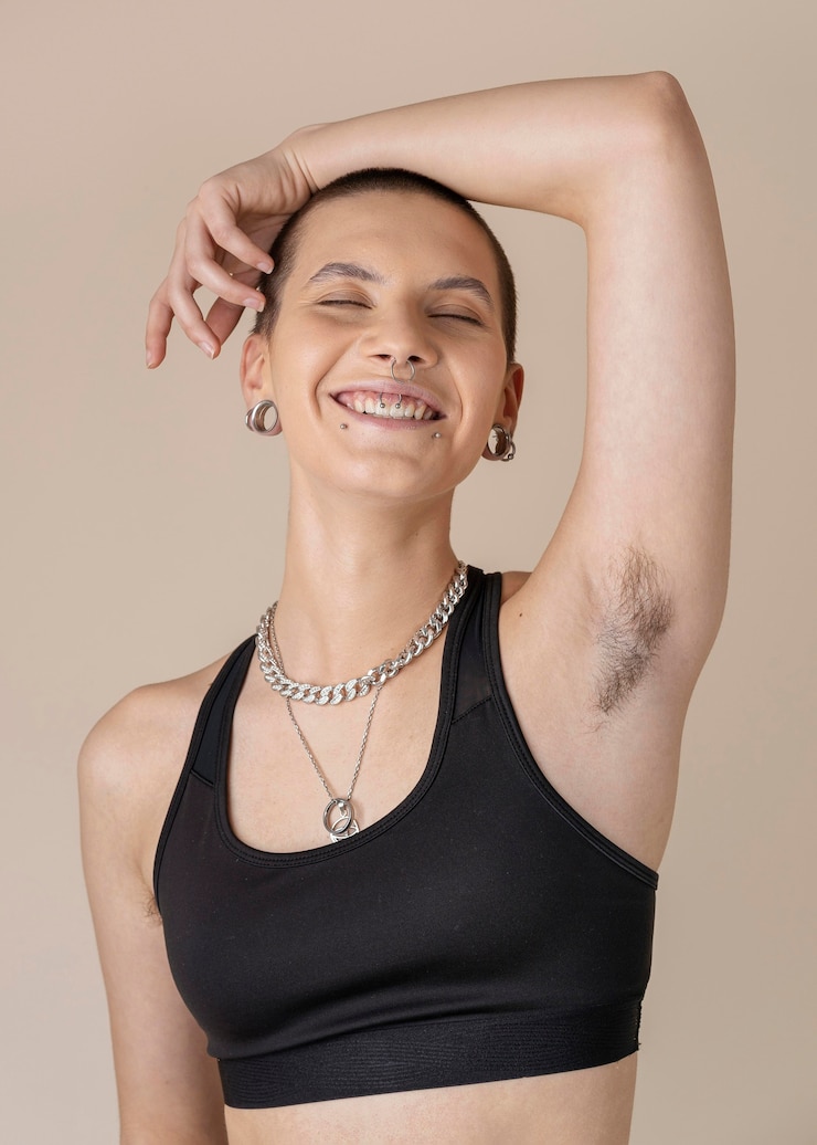 Foto grátis mulher feliz posando de tiro médio