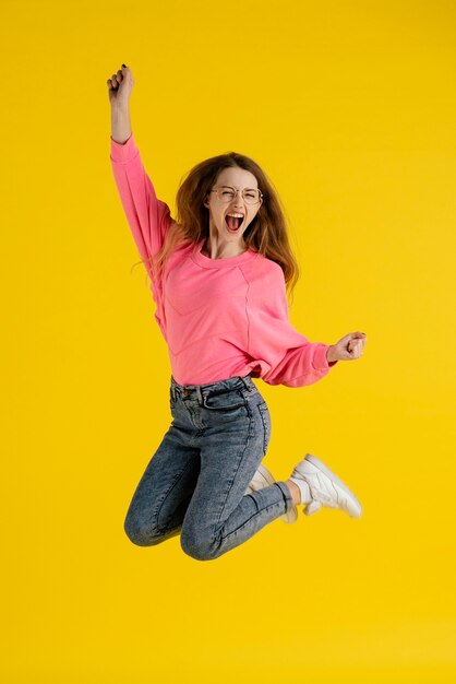 Mulher feliz pulando