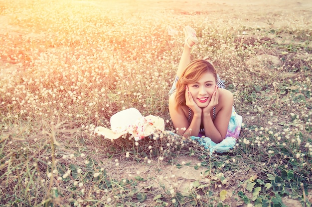 Foto grátis mulher feliz que descansa ao ar livre