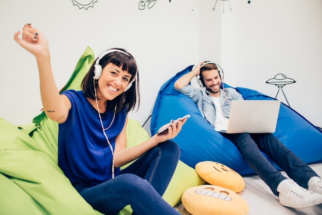 Mulher feliz que escuta a música e rindo