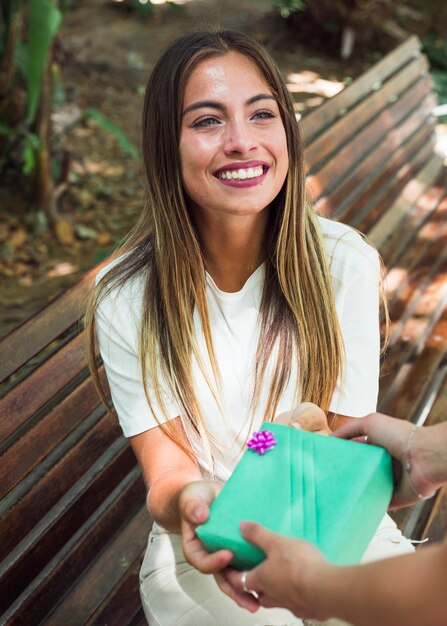 Mulher feliz, recebendo, presente, de, dela, amigo