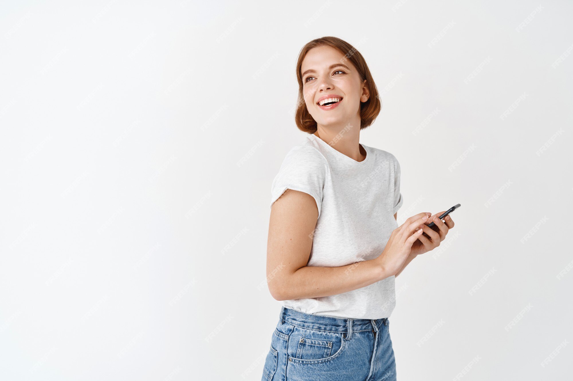 Jovem mulher sorrindo e rindo enquanto enviava mensagens de texto em um  telefone em casa mulher alegre conversando com seus amigos nas mídias  sociais navegando online e assistindo memes engraçados da internet