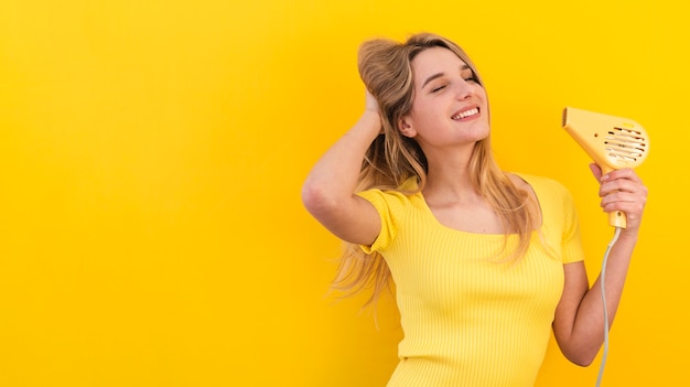 Mulher feliz, secando o cabelo dela