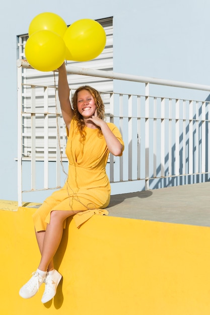 Foto grátis mulher feliz, segurando balões