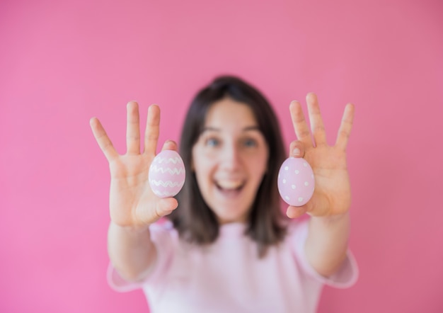 Foto grátis mulher feliz, segurando, ovos páscoa