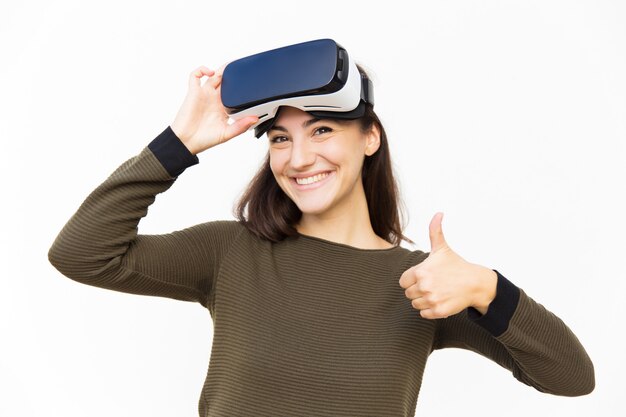 Mulher feliz sorridente decolando fone de ouvido VR