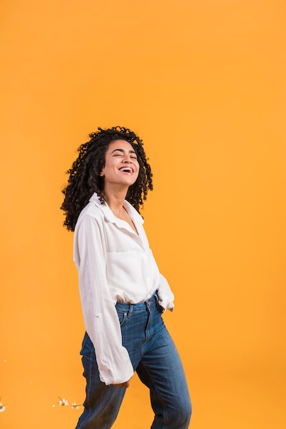 Foto grátis mulher feliz, sorrindo, e, dançar