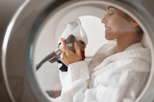 Mulher feliz tendo oxigenoterapia hiperbárica no spa de saúde