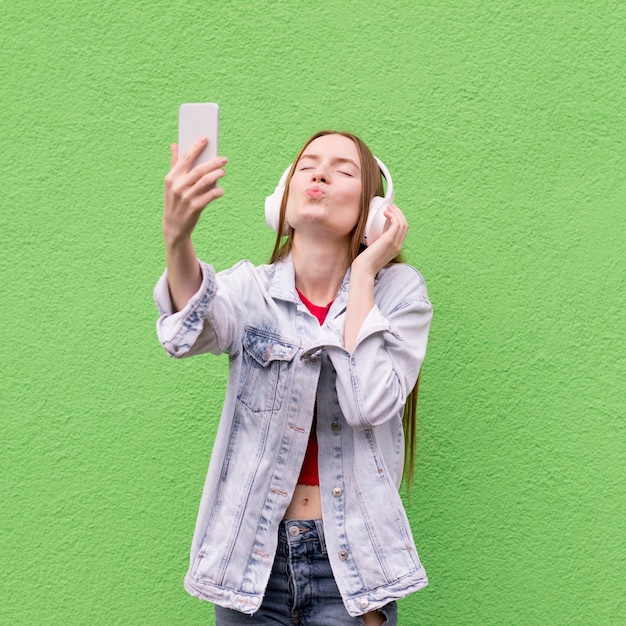 Foto grátis mulher feliz tomando uma selfie