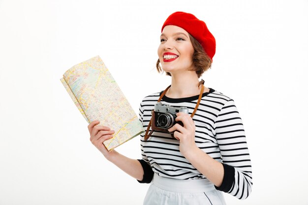 Mulher feliz turista com câmera segurando o mapa.