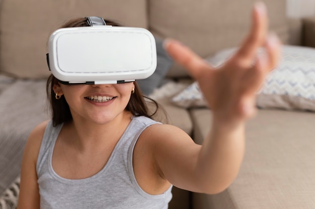 Foto grátis mulher feliz usando óculos vr