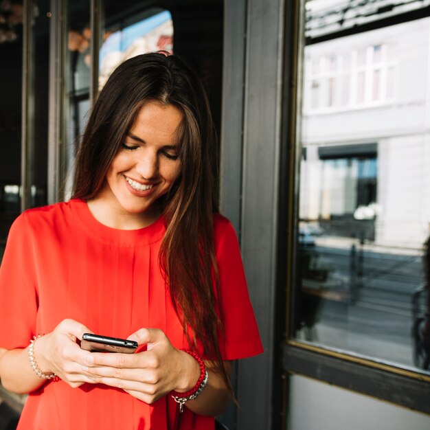 Mulher feliz, usando, smartphone