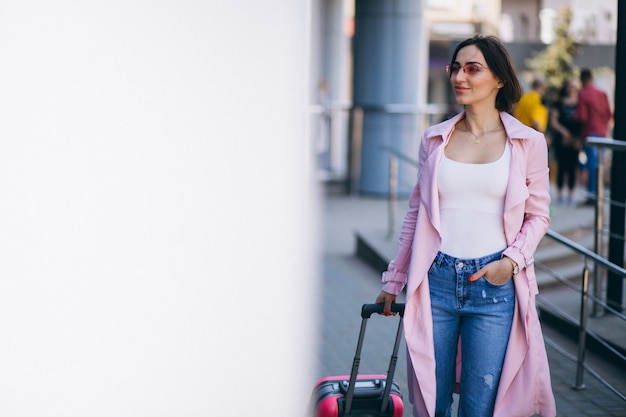 Mulher feliz viajando