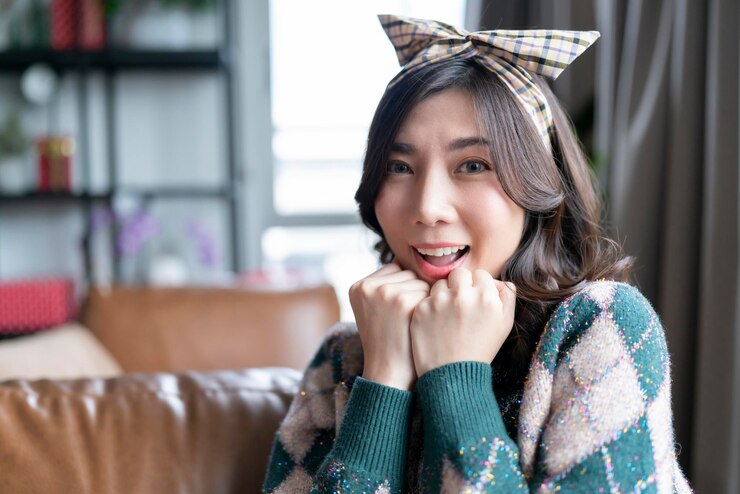 Foto grátis mulher feminina de beleza atraente asiática sorrindo gesto de mão ativo posando para sessão de fotos com felicidade feminina alegre e feliz fique em casa em paz e frescor feminino use faixa de cabeça