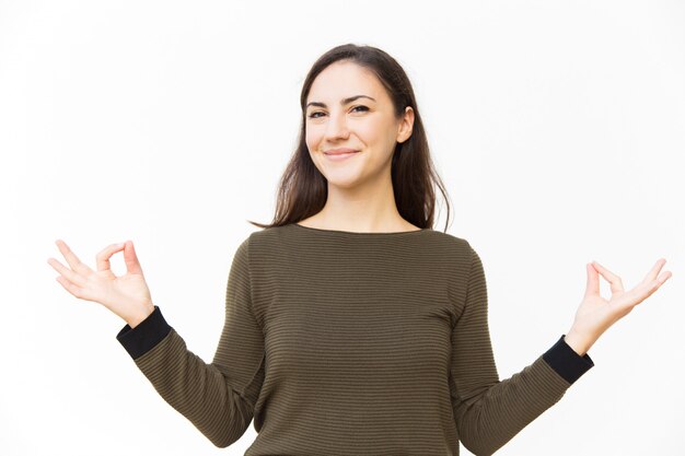 Mulher feminina positiva feliz fazendo gesto de zen