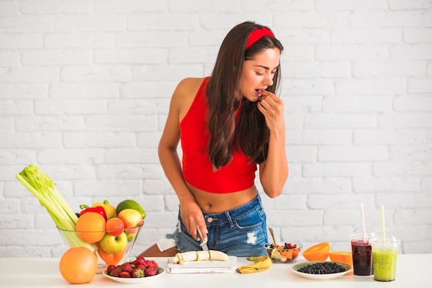 Foto grátis mulher, ficar, atrás de, a, tabela, testar, preparado, caseiro, salada