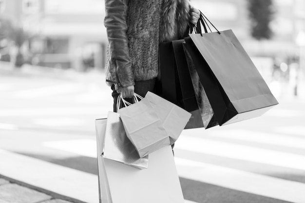 Foto grátis mulher, ficar, com, bolsas para compras, ligado, rua