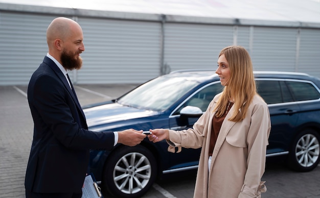 Mulher financeiramente independente a comprar um carro novo