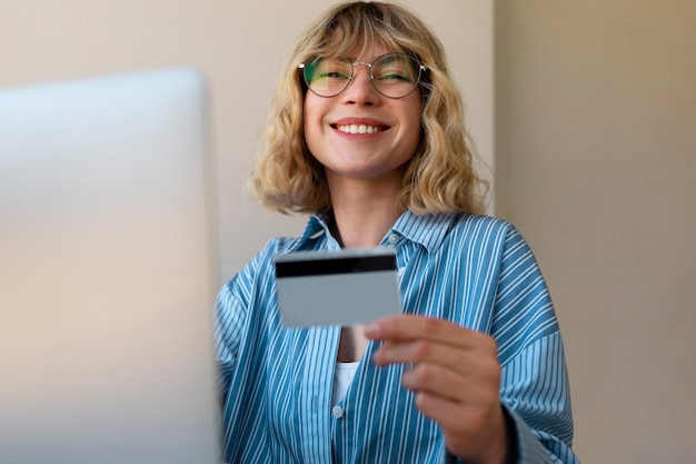 Foto grátis mulher financeiramente independente de tiro médio