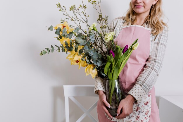 Foto grátis mulher florista com vaso