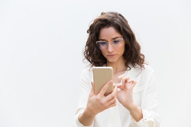 Foto grátis mulher focada em mensagens de texto de óculos, consultoria internet