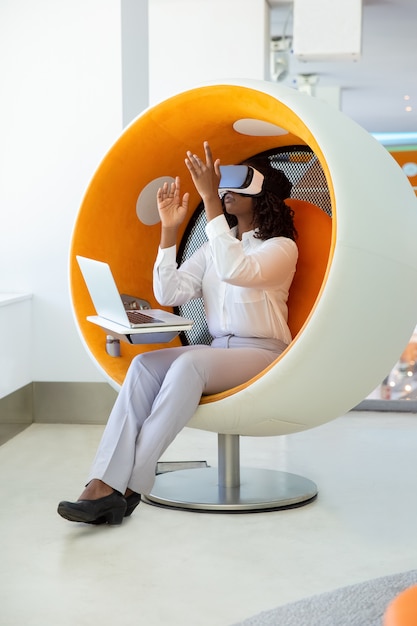 Mulher focada testando fone de ouvido VR