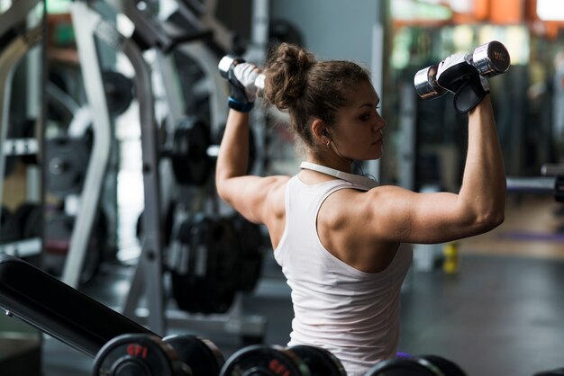 Mulher forte, com, dumbbells