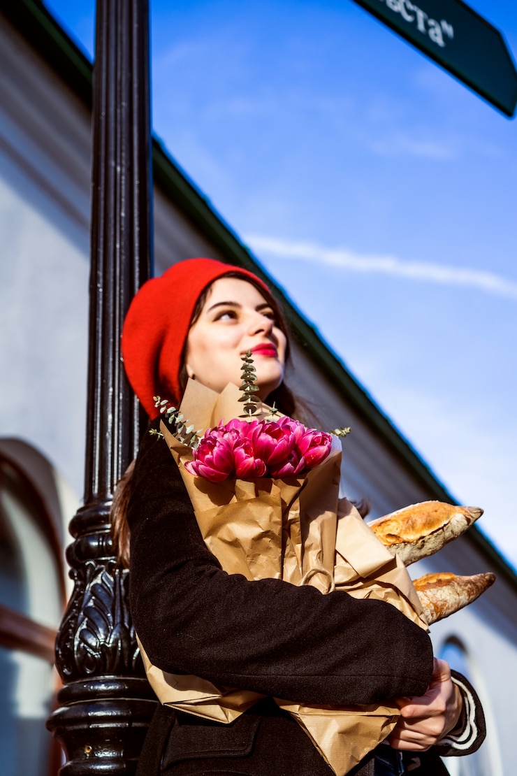 Foto grátis mulher francesa com baguetes na rua com boina