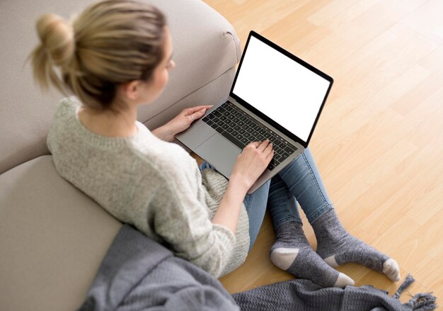 Mulher freelancer de vista superior no sofá trabalhando