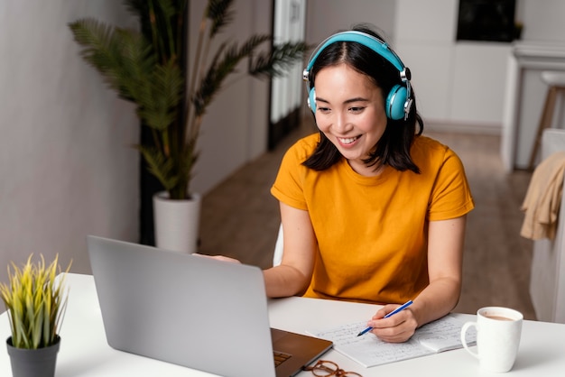 Foto grátis mulher frequentando aula online