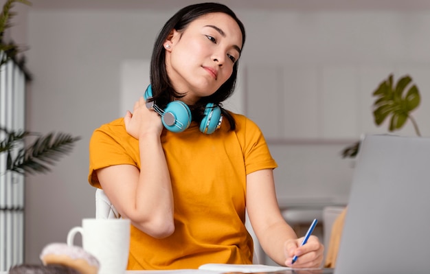 Foto grátis mulher frequentando aula online