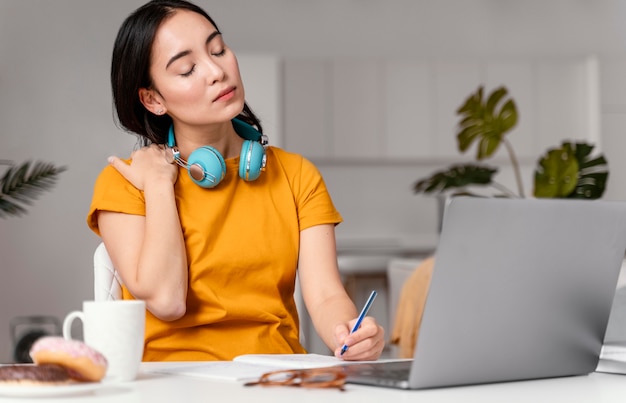 Foto grátis mulher frequentando aula online