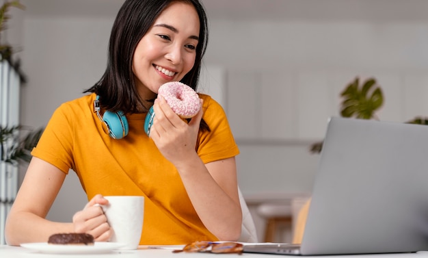 Foto grátis mulher frequentando aula online