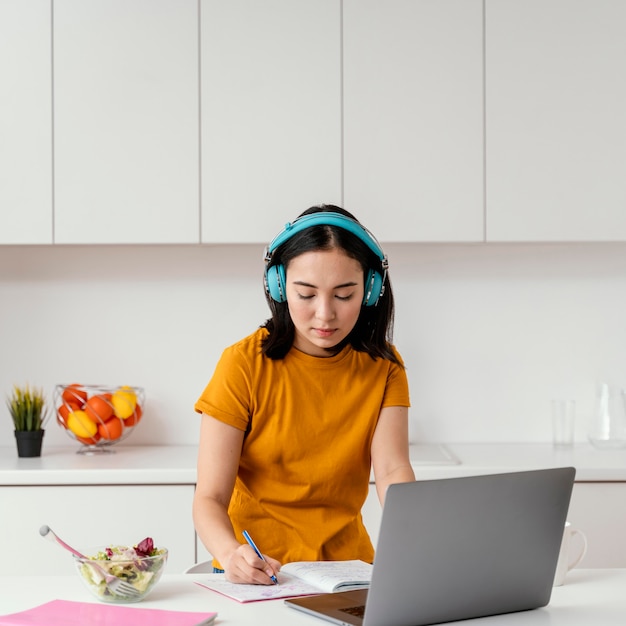 Foto grátis mulher frequentando aula online