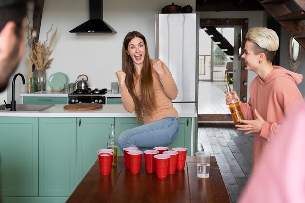 Mulher ganhando em uma festa de beer pong