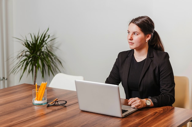 Foto grátis mulher gerente bem sucedida no escritório