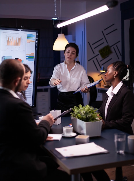 Foto grátis mulher gerente executiva explicando estatísticas de gestão trabalhando na estratégia da empresa