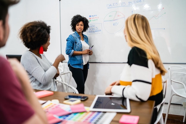 Foto grátis mulher gerente liderando uma reunião de brainstorming