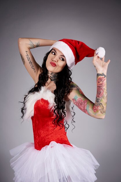 Mulher glamorosa com chapéu de Papai Noel