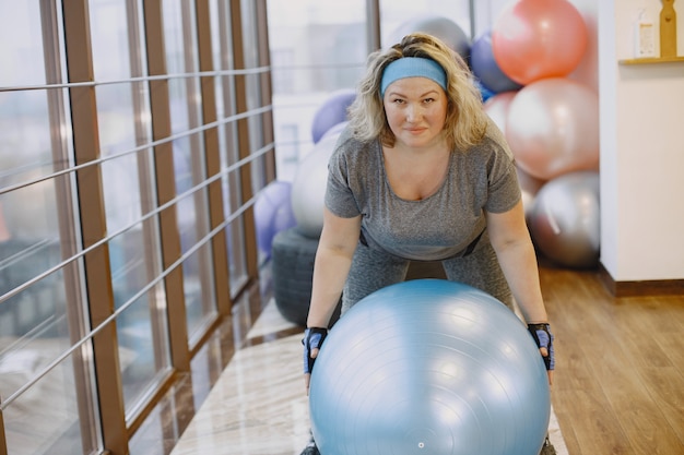 Mulher gorda fazendo dieta, fitness. retrato de mulher obesa malhando no ginásio. Foto gratuita